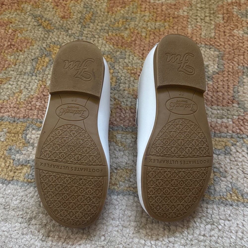 EUC Toddler Girls White Mary Jane Dress Shoes - Picture 5 of 6